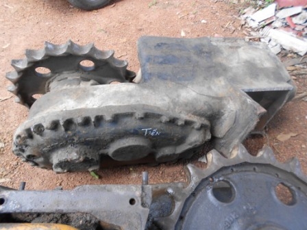 ตัวเดินรถเกี่ยวข้าว300 โคมาสสุ ราคา 140000บาท/คู่ โทร 0850853022