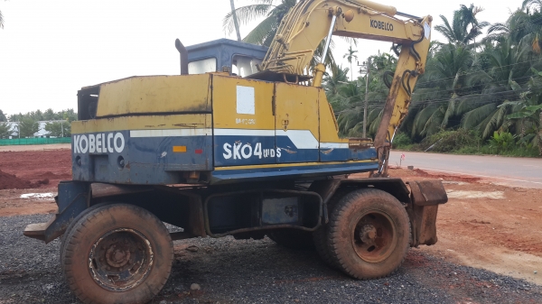 แบ็คโฮล้อยาง KOBECLO SK04 มีลายหัวเจาะ