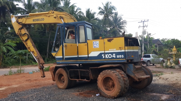 แบ็คโฮล้อยาง KOBECLO SK04 มีลายหัวเจาะ