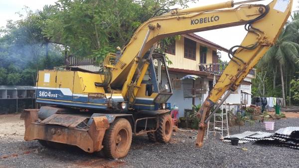 แบ็คโฮล้อยาง KOBECLO SK04 มีลายหัวเจาะ