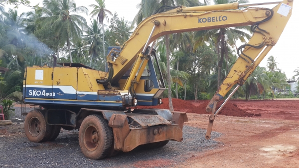 แบ็คโฮล้อยาง KOBECLO SK04 มีลายหัวเจาะ