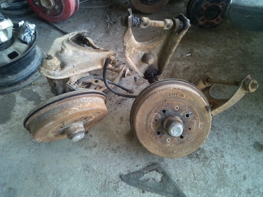 ดุมหน้าพร้อมปีกนก มาสด้า1400