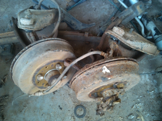 ดุมหน้าพร้อมปีกนก มาสด้า1400