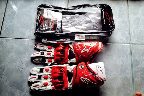 *** ขายเสื้อและถุงมือ alpine star ของใหม่สวยๆถูกค่ะ***