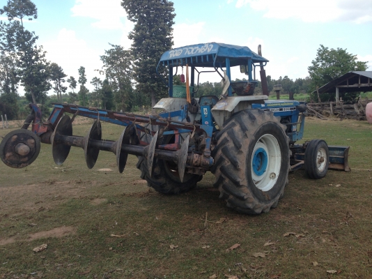 ขายรถไถFORD 77 - 1 เพลา มีภาพวีดีโอ เลขเครื่อง T1 C7NN6015A เลขเกียร์ C5NN ท้ายเบาะ D1NN รถสวยสภาพดีพร้อมใช้งาน  อุปกรณ์ครบพร้อม มีใบมีดดันหน้า ผาน5 สภาพดีมากพร้อมใช้งาน เอกสารอินวอย  เครื่องแห้งแรงดี ระบบไฮดรอลิกส์ดี ยางหน้าหลังสภาพประมาณ 70\% ราคา 278,00