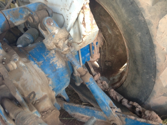 ขายรถไถFORD 77 - 1 เพลา มีภาพวีดีโอ เลขเครื่อง T1 C7NN6015A เลขเกียร์ C5NN ท้ายเบาะ D1NN รถสวยสภาพดีพร้อมใช้งาน  อุปกรณ์ครบพร้อม มีใบมีดดันหน้า ผาน5 สภาพดีมากพร้อมใช้งาน เอกสารอินวอย  เครื่องแห้งแรงดี ระบบไฮดรอลิกส์ดี ยางหน้าหลังสภาพประมาณ 70\% ราคา 278,00