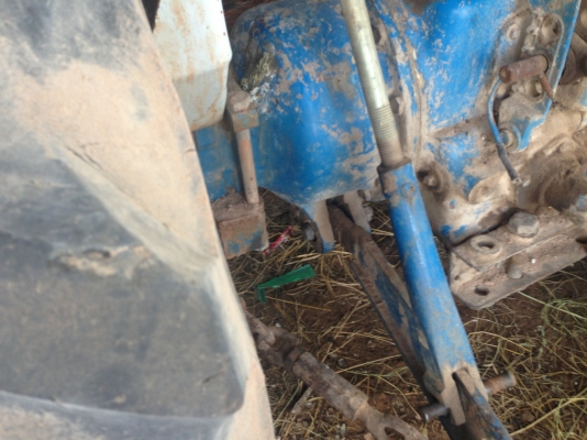 ขายรถไถFORD 77 - 1 เพลา มีภาพวีดีโอ เลขเครื่อง T1 C7NN6015A เลขเกียร์ C5NN ท้ายเบาะ D1NN รถสวยสภาพดีพร้อมใช้งาน  อุปกรณ์ครบพร้อม มีใบมีดดันหน้า ผาน5 สภาพดีมากพร้อมใช้งาน เอกสารอินวอย  เครื่องแห้งแรงดี ระบบไฮดรอลิกส์ดี ยางหน้าหลังสภาพประมาณ 70\% ราคา 278,00