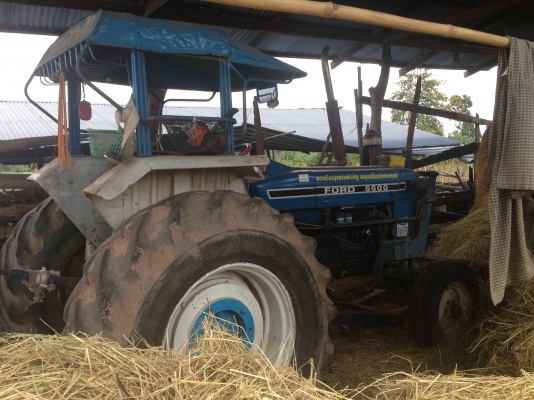 ขายรถไถFORD 77 - 1 เพลา มีภาพวีดีโอ เลขเครื่อง T1 C7NN6015A เลขเกียร์ C5NN ท้ายเบาะ D1NN รถสวยสภาพดีพร้อมใช้งาน  อุปกรณ์ครบพร้อม มีใบมีดดันหน้า ผาน5 สภาพดีมากพร้อมใช้งาน เอกสารอินวอย  เครื่องแห้งแรงดี ระบบไฮดรอลิกส์ดี ยางหน้าหลังสภาพประมาณ 70\% ราคา 278,00