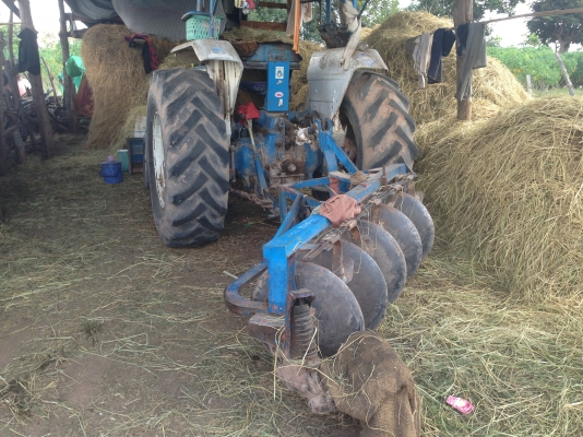 ขายรถไถFORD 77 - 1 เพลา มีภาพวีดีโอ เลขเครื่อง T1 C7NN6015A เลขเกียร์ C5NN ท้ายเบาะ D1NN รถสวยสภาพดีพร้อมใช้งาน  อุปกรณ์ครบพร้อม มีใบมีดดันหน้า ผาน5 สภาพดีมากพร้อมใช้งาน เอกสารอินวอย  เครื่องแห้งแรงดี ระบบไฮดรอลิกส์ดี ยางหน้าหลังสภาพประมาณ 70\% ราคา 278,00