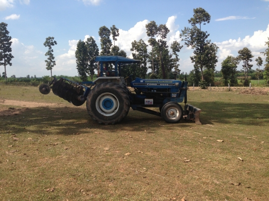 ขายรถไถFORD 77 - 1 เพลา มีภาพวีดีโอ เลขเครื่อง T1 C7NN6015A เลขเกียร์ C5NN ท้ายเบาะ D1NN รถสวยสภาพดีพร้อมใช้งาน  อุปกรณ์ครบพร้อม มีใบมีดดันหน้า ผาน5 สภาพดีมากพร้อมใช้งาน เอกสารอินวอย  เครื่องแห้งแรงดี ระบบไฮดรอลิกส์ดี ยางหน้าหลังสภาพประมาณ 70\% ราคา 278,00