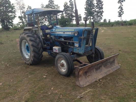 ขายรถไถFORD 77 - 1 เพลา มีภาพวีดีโอ เลขเครื่อง T1 C7NN6015A เลขเกียร์ C5NN ท้ายเบาะ D1NN รถสวยสภาพดีพร้อมใช้งาน  อุปกรณ์ครบพร้อม มีใบมีดดันหน้า ผาน5 สภาพดีมากพร้อมใช้งาน เอกสารอินวอย  เครื่องแห้งแรงดี ระบบไฮดรอลิกส์ดี ยางหน้าหลังสภาพประมาณ 70\% ราคา 278,00