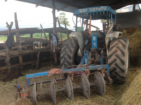 ขายรถไถFORD 77 - 1 เพลา มีภาพวีดีโอ เลขเครื่อง T1 C7NN6015A เลขเกียร์ C5NN ท้ายเบาะ D1NN รถสวยสภาพดีพร้อมใช้งาน  อุปกรณ์ครบพร้อม มีใบมีดดันหน้า ผาน5 สภาพดีมากพร้อมใช้งาน เอกสารอินวอย  เครื่องแห้งแรงดี ระบบไฮดรอลิกส์ดี ยางหน้าหลังสภาพประมาณ 70\% ราคา 278,00