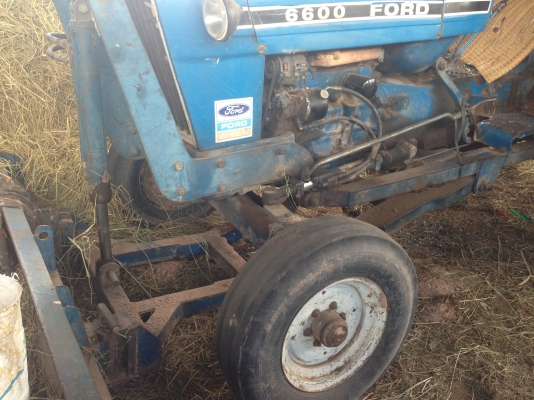 ขายรถไถFORD 77 - 1 เพลา มีภาพวีดีโอ เลขเครื่อง T1 C7NN6015A เลขเกียร์ C5NN ท้ายเบาะ D1NN รถสวยสภาพดีพร้อมใช้งาน  อุปกรณ์ครบพร้อม มีใบมีดดันหน้า ผาน5 สภาพดีมากพร้อมใช้งาน เอกสารอินวอย  เครื่องแห้งแรงดี ระบบไฮดรอลิกส์ดี ยางหน้าหลังสภาพประมาณ 70\% ราคา 278,00