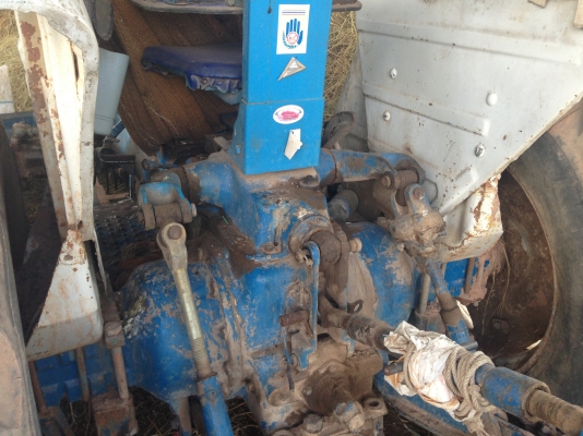 ขายรถไถFORD 77 - 1 เพลา มีภาพวีดีโอ เลขเครื่อง T1 C7NN6015A เลขเกียร์ C5NN ท้ายเบาะ D1NN รถสวยสภาพดีพร้อมใช้งาน  อุปกรณ์ครบพร้อม มีใบมีดดันหน้า ผาน5 สภาพดีมากพร้อมใช้งาน เอกสารอินวอย  เครื่องแห้งแรงดี ระบบไฮดรอลิกส์ดี ยางหน้าหลังสภาพประมาณ 70\% ราคา 278,00