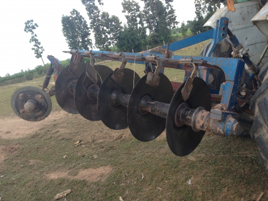 ขายรถไถFORD 77 - 1 เพลา มีภาพวีดีโอ เลขเครื่อง T1 C7NN6015A เลขเกียร์ C5NN ท้ายเบาะ D1NN รถสวยสภาพดีพร้อมใช้งาน  อุปกรณ์ครบพร้อม มีใบมีดดันหน้า ผาน5 สภาพดีมากพร้อมใช้งาน เอกสารอินวอย  เครื่องแห้งแรงดี ระบบไฮดรอลิกส์ดี ยางหน้าหลังสภาพประมาณ 70\% ราคา 278,00