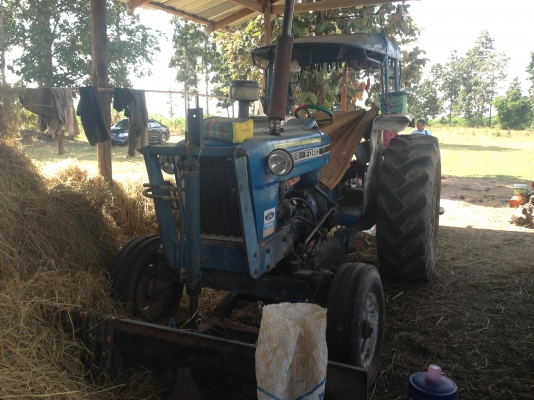 ขายรถไถFORD 77 - 1 เพลา มีภาพวีดีโอ เลขเครื่อง T1 C7NN6015A เลขเกียร์ C5NN ท้ายเบาะ D1NN รถสวยสภาพดีพร้อมใช้งาน  อุปกรณ์ครบพร้อม มีใบมีดดันหน้า ผาน5 สภาพดีมากพร้อมใช้งาน เอกสารอินวอย  เครื่องแห้งแรงดี ระบบไฮดรอลิกส์ดี ยางหน้าหลังสภาพประมาณ 70\% ราคา 278,00