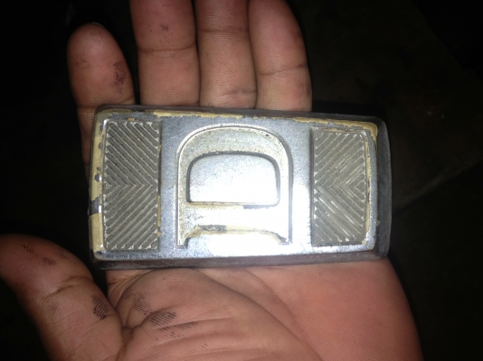 โลโก้ติดฝากระโปรงดัสสัน521ของติดรถครับ