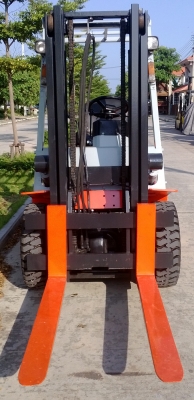 ขายฟอร์คลิพท์นิสสันดีเซล ขนาด 2.5 ตันเสา 3 เมตร เกียร์ออโต้ 081-3535-948