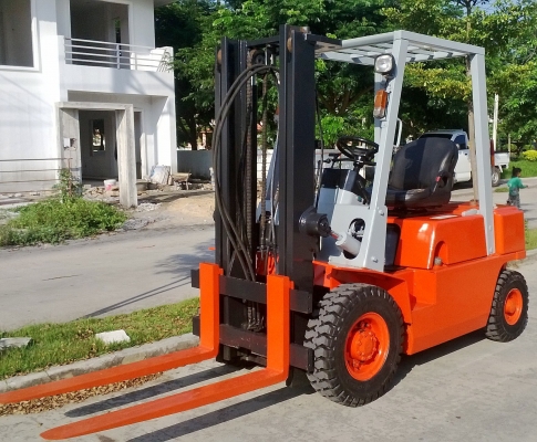 ขายฟอร์คลิพท์นิสสันดีเซล ขนาด 2.5 ตันเสา 3 เมตร เกียร์ออโต้ 081-3535-948