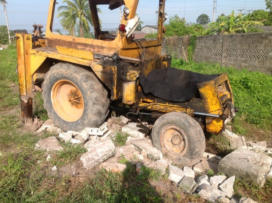 ขายเครื่องพร้อมคู่มือ jcb 3c รุนเก่า เกียรธรรมดา