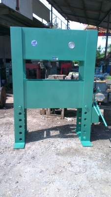 ขออนุญาติขายนะครับ แท่นอัดไฮดรอลิคมือสอง ขนาด 100T ตัน ประเทศเดนมาร์ก ไม่เคยใช้งานเก่าเก็บครับ