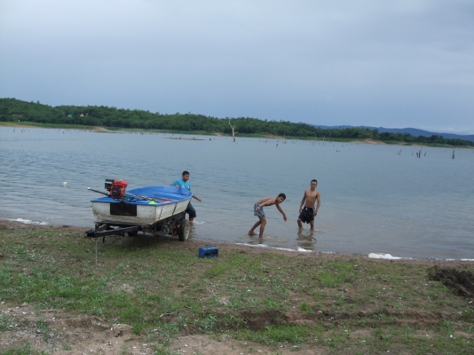 ขายเรือ12ฟุตพร้อมเครื่อง6.5แรงหางยาวพร้อมเทรนเลอร์ทำเอง