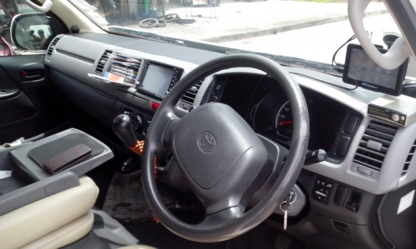 ขายรถตู้ TOYOTA HIACE COMMUTER D4D 2.5 MT ปี 2010 แต่ง VIP สุดๆ