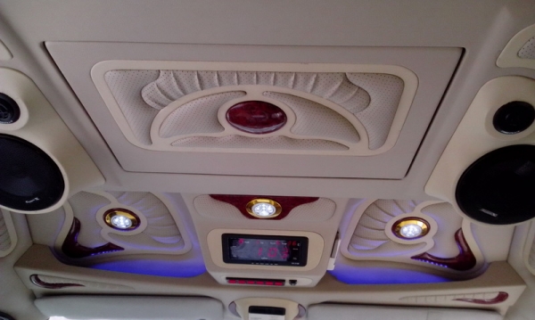 ขายรถตู้ TOYOTA HIACE COMMUTER D4D 2.5 MT ปี 2010 แต่ง VIP สุดๆ