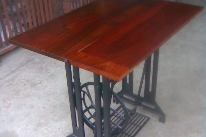 โต๊ะขาจักรเหล็กหล่อไม้มะค่าสภาพสวยครับเป็นไม้มะค่าทนแข็งแรงมากครับ  ขาจักรเหล็กหล่องานปราณีตครับน่าเก็บครับตัวนี้ตัวใหญ่ครับ