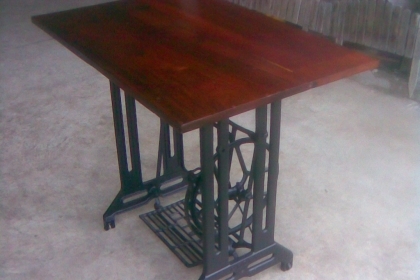 โต๊ะขาจักรเหล็กหล่อไม้มะค่าสภาพสวยครับเป็นไม้มะค่าทนแข็งแรงมากครับ  ขาจักรเหล็กหล่องานปราณีตครับน่าเก็บครับตัวนี้ตัวใหญ่ครับ
