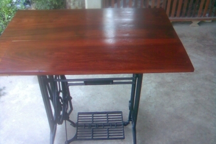 โต๊ะขาจักรเหล็กหล่อไม้มะค่าสภาพสวยครับเป็นไม้มะค่าทนแข็งแรงมากครับ  ขาจักรเหล็กหล่องานปราณีตครับน่าเก็บครับตัวนี้ตัวใหญ่ครับ
