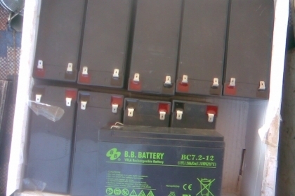 แบตเตอรีแห้ง 12 v สภาพใหม่ 9 แอมสภาพดีครับของใหม่ครับ อายุการใช้งาน 3-4 ปีครับ ใส่รถเครื่อง หรือเครื่องสำรองไฟได้ครับ หรือแปงทำอย่างอื่น