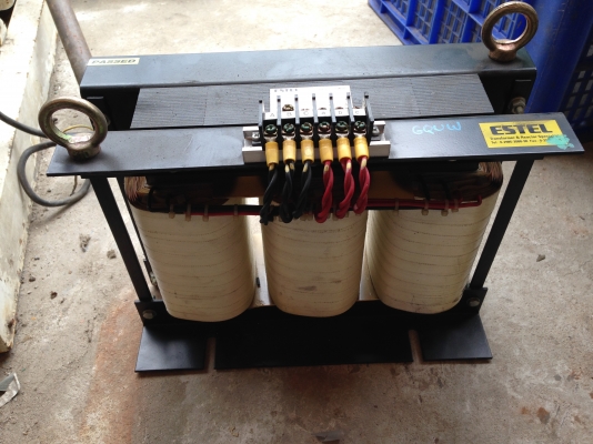 ขายหม้อแปรงไฟฟ้า 380 V ออก 200 V 3 เฟส รับแรงดัน 2 Kva สภาพสวยพร้อมใช้งาน