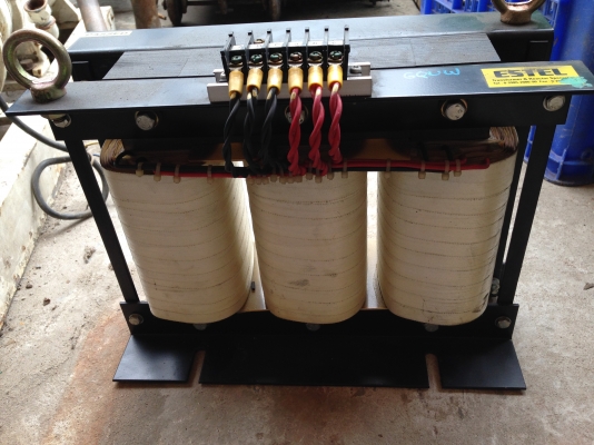 ขายหม้อแปรงไฟฟ้า 380 V ออก 200 V 3 เฟส รับแรงดัน 2 Kva สภาพสวยพร้อมใช้งาน