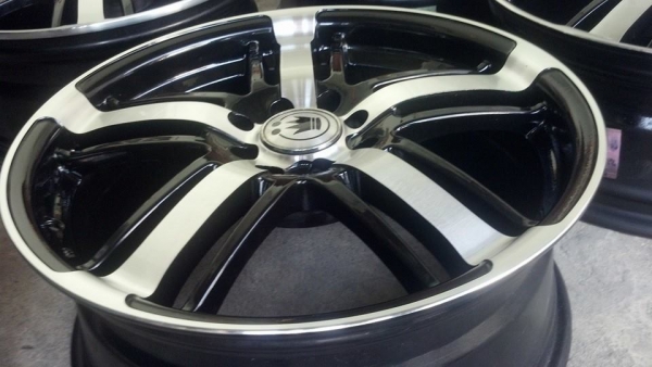 แม็กขอบ 17 กว้าง 7 ออฟ 40 ขนาด 4 รู 100 114 ไร้ริ้วรอย