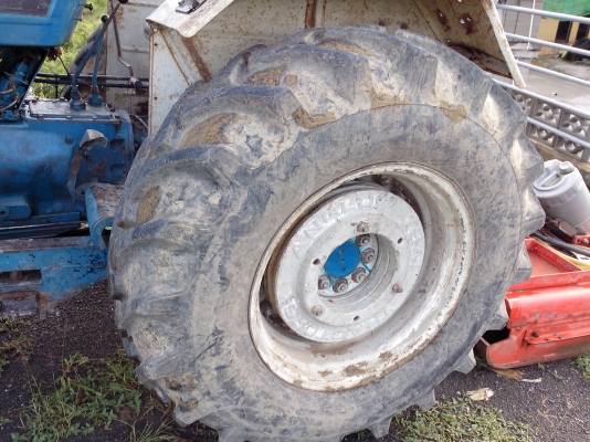 ขายรถไถ FORD 6610 2 เพลาดุมเรียบ ปั๊มกลม เล่มทะเบียนพร้อม ใบมีด 7 จาน ราคา 620000 ถ้ารวม ที่ตัดหญ้าKMT 3จานCMT  ราคา 700000