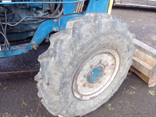 ขายรถไถ FORD 6610 2 เพลาดุมเรียบ ปั๊มกลม เล่มทะเบียนพร้อม ใบมีด 7 จาน ราคา 620000 ถ้ารวม ที่ตัดหญ้าKMT 3จานCMT  ราคา 700000