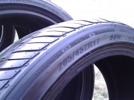 ยาง 205/45/17 ปี 12 นุ่มๆ ดอกหนาๆ ยาง 205/45/17 ปี 12 นุ่มๆ ดอกหนาๆ