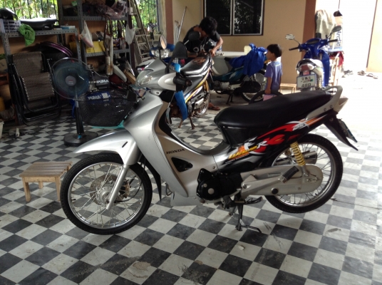 (((ขายมอไซด์มือ2 อยู่บางแสนคับ มีรถให้เลือกหลายคันคับ)))ขาย!!!เวฟ125R ปี48 รถเครื่องดีคับ มีเล่มทะเบียนครบ ภาษีไม่หมด