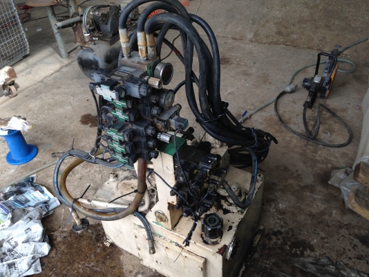 ขายปั้มน้ำมันไฮโดรลิค ขนาดมอเตอร์ 5 HP. 380 V ซาลีนอยเป็น 220 VAC สภาพสวย อุปกรณ์ครบ พร้อมใช้งาน ( ขอลงขายใหม่ครับลูกค้าตกลงซื้อแล้ว ไม่พร้อมรับของ ลดราคาให้ด้วยครับ