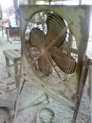 ขายพัดลมอุตสาหกรรม มีสามแบบ ขนาดใบ24นิ้ว มอเตอร์1/3 ตัวละ 1000บาท