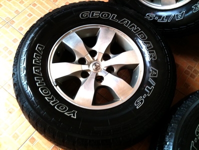 แม็กซ์ Toyota Fortuner 16 นิ้ว พร้อมยางดอกเพียบYokohama 265-70-16 ปี 10ปลายปี  PCD 6 รู 139.7