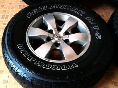 แม็กซ์ Toyota Fortuner 16 นิ้ว พร้อมยางดอกเพียบYokohama 265-70-16 ปี 10ปลายปี  PCD 6 รู 139.7