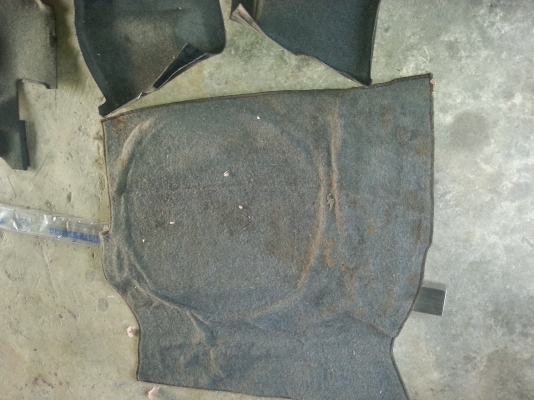 ขายแผงปุด้านไนผากระโปงท้าย BMW E30 พร้อมพรมปิดยางอะไหร่