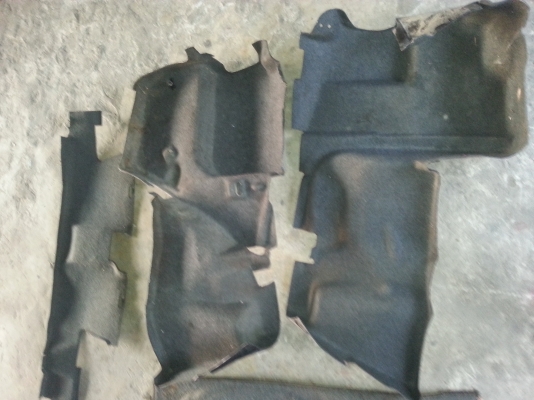 ขายแผงปุด้านไนผากระโปงท้าย BMW E30 พร้อมพรมปิดยางอะไหร่