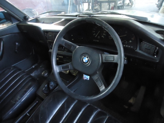 ขายรถยนต์ BMW520I จอดไว้นานสตาร์ทไม่ติดครับ  พร้อมเล่มทะเบียน และเอกสารพร้อมโอน 40,000.-