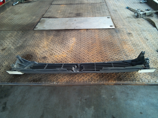 กระจังหน้า มาสด้า 323 sedan 97