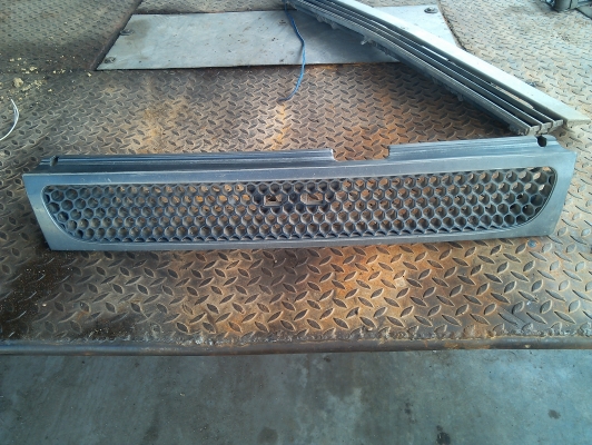 กระจังหน้า nissan bluebird