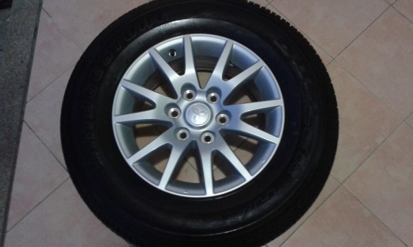 ขายล้อป้ายแดง mitsu pajero 17"+ยางปี13 สีและตุ่มที่หน้ายางมีอยู่ทุกเส้นครับ  สนใจติดต่อเล็กคลองสาม (081-3747940)