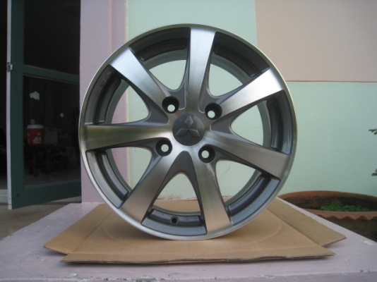 ขายล้อแม็ก mitsu lancer 15"x6" et46 4 รู 114.3 ทำสีใหม่ครับ สนใจติดต่อเล็กคลองสาม (081-3747940)